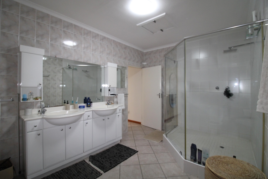 To Let 3 Bedroom Property for Rent in Somerset West Western Cape